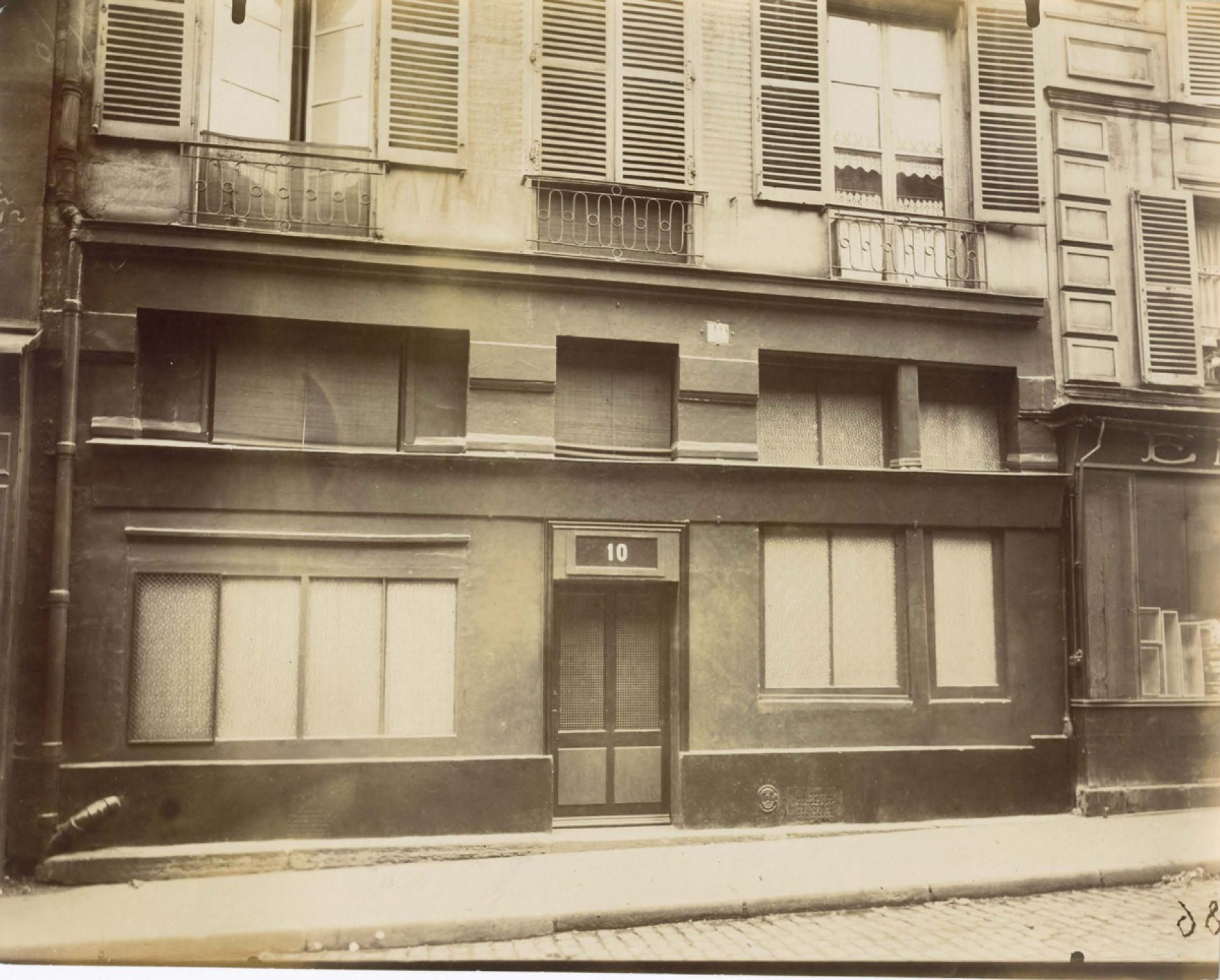 Eugène Atget, “La maison close, 10 rue Mazet”, 1921