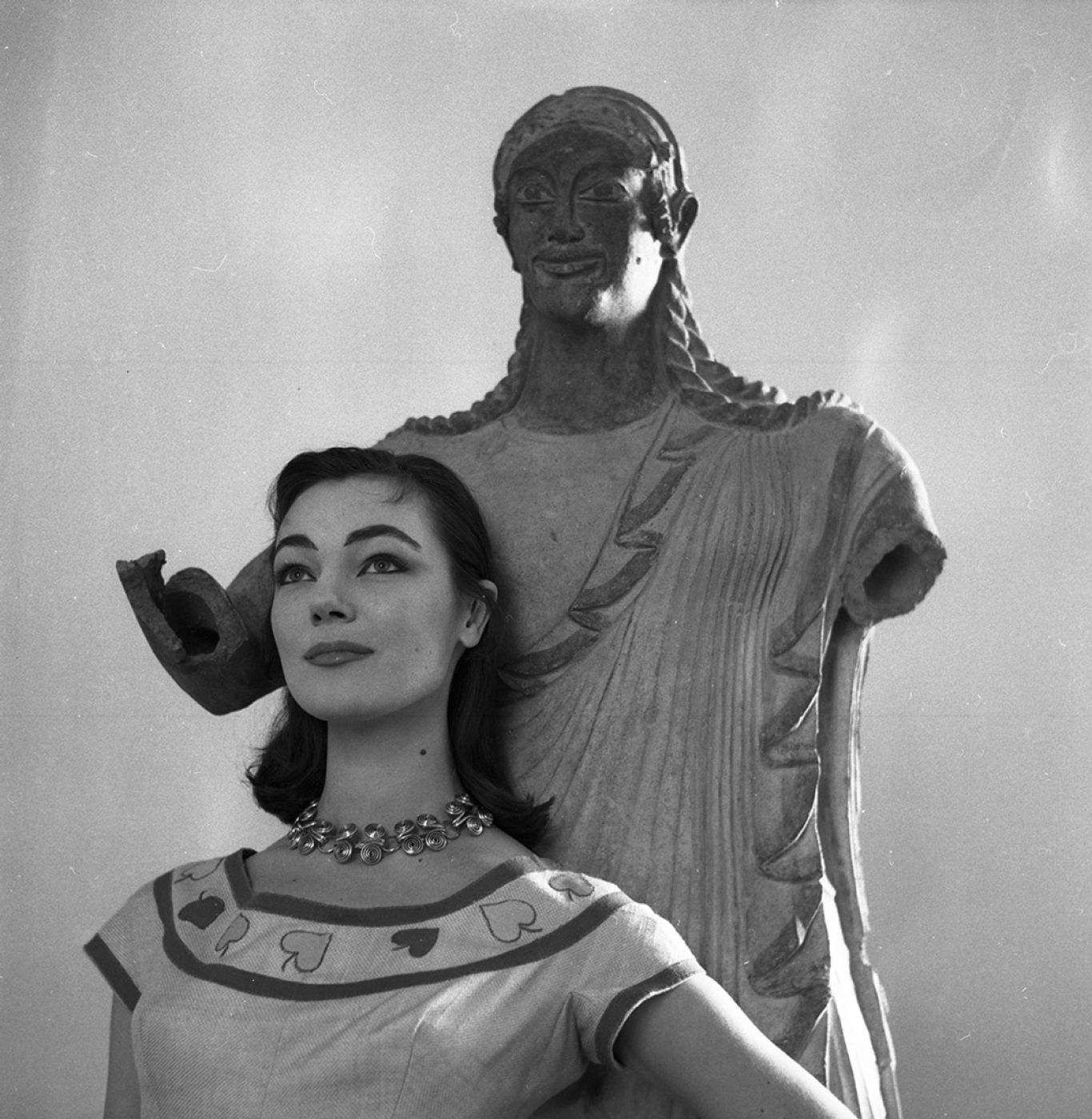 Pasquale De Antonis, “Ivy Nicholson al Museo Etrusco”, 1956