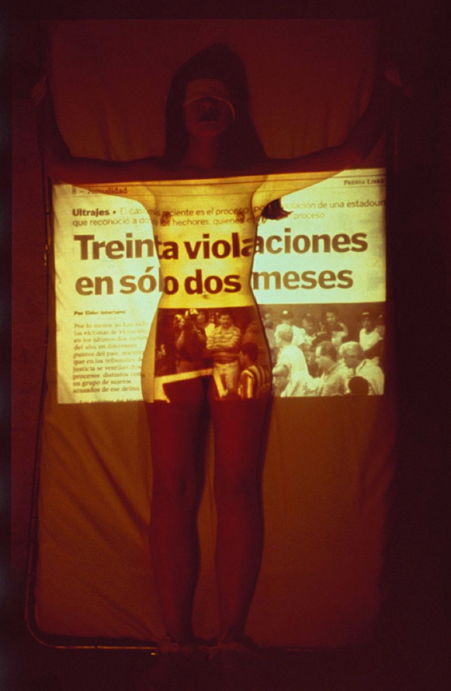 Regina José Galindo, “El dolor en un pañuelo”, 1999