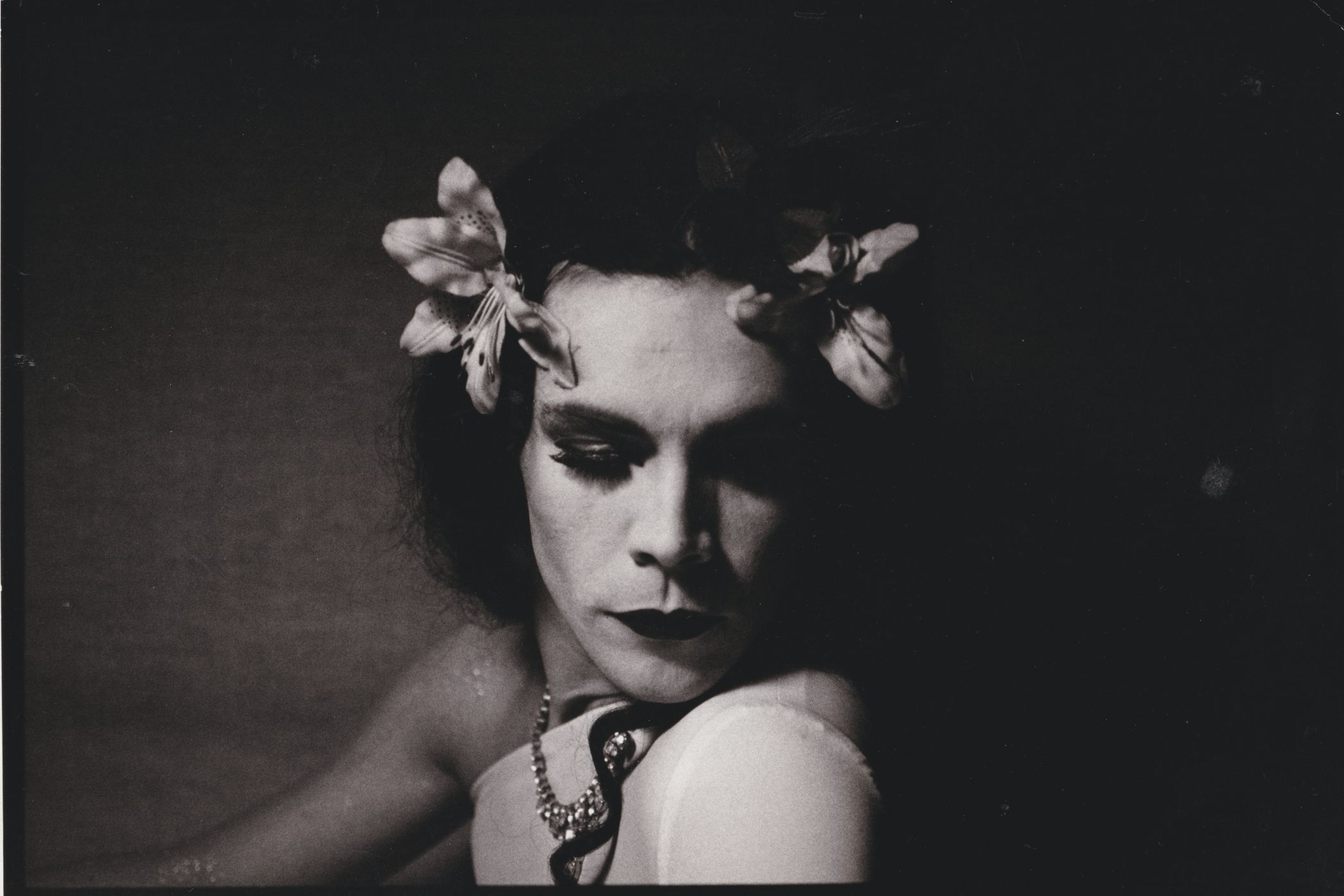 Claude Alexandre, “Gérard Valmer - Portrait aux fleurs”, 1979