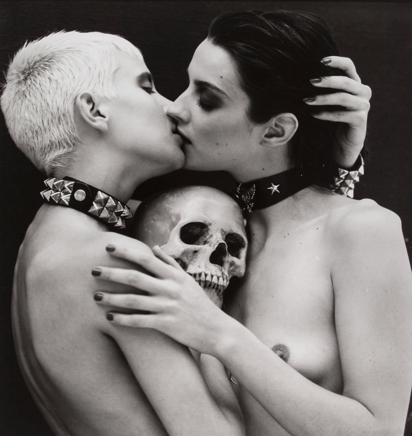 David Bailey, “Angie Hill and Catherine Bailey Kissing”, 1986