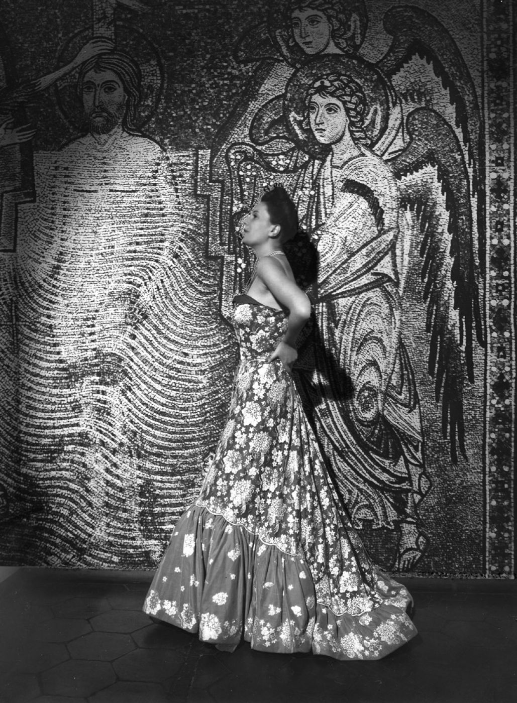 Pasquale De Antonis, “Modella con abito delle Sorelle Fontana”, 1948