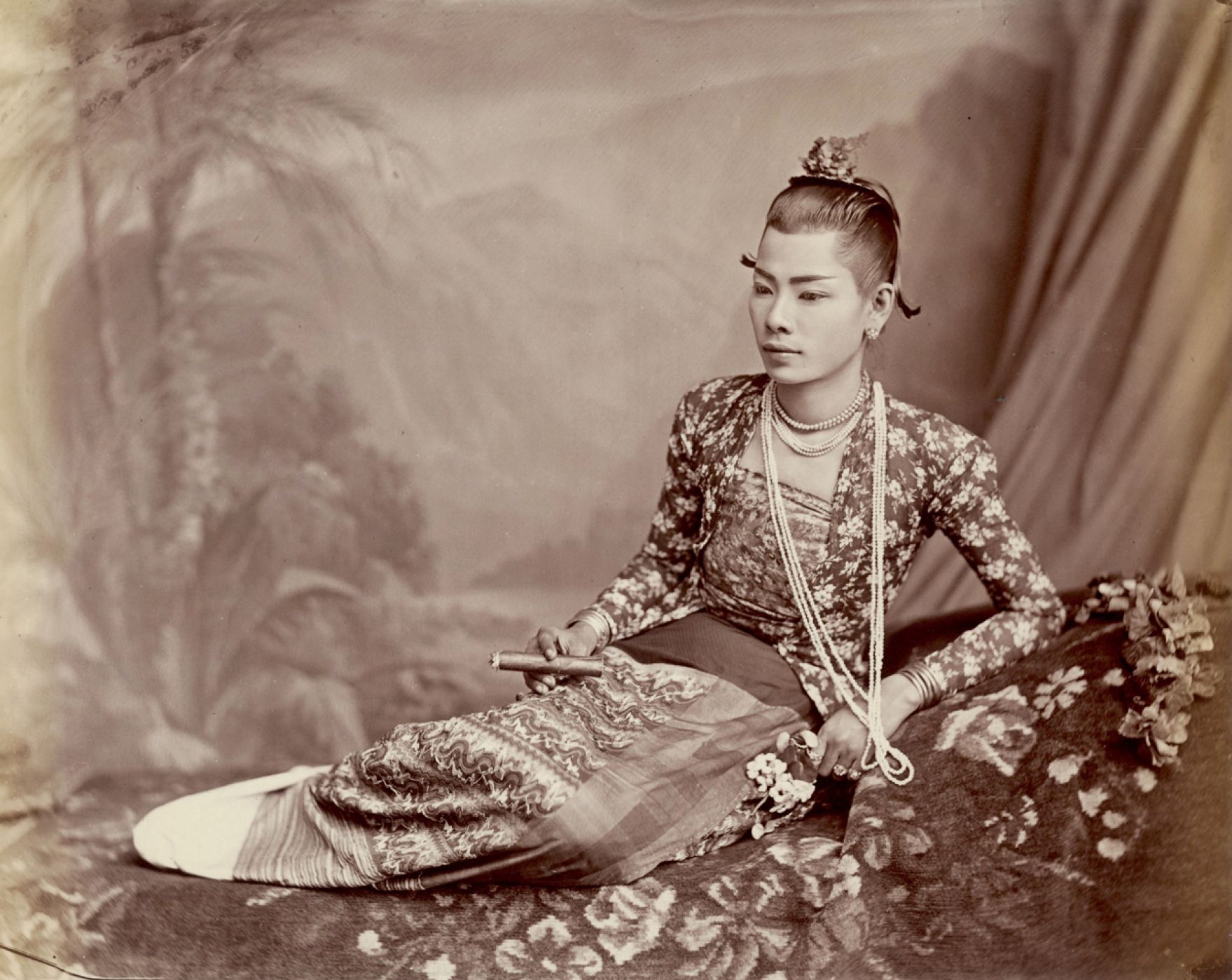 Émile Gsell, “Portrait d'une danseuse birmane, Ladyboy”, 1883